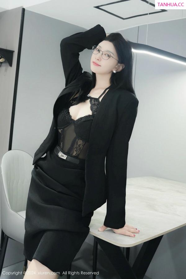   [XiuRen]高清写真图 2024.12.23 No.9639 雅茹老师 黑丝美臀第11张图片